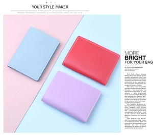 Primer plano de tarjeteros de cuero minimalistas en azul, rojo y morado con costura blanca