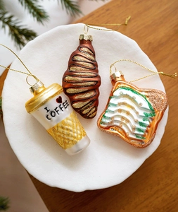 Vista dettagliata delle decorazioni in vetro caffè, croissant e toast su piatto bianco