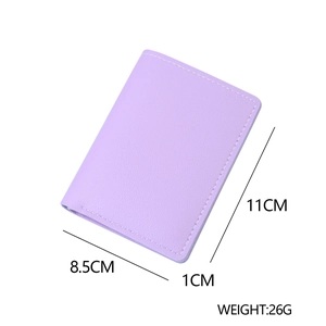 Minicartera de cuero color lila con costuras blancas y textura granulada para mujer