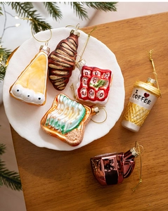 Dettaglio delle decorazioni natalizie con croissant e tazza di caffè con glitter