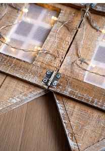 Détail de clôture de sapin en bois blanc avec lumières LED et charnières métalliques