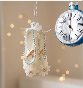Dettaglio dell'ornamento a scarpetta da ballo con strass e decorazione floreale in pizzo