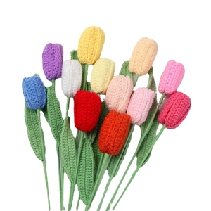 Handgefertigter Häkel-Tulpenstrauß in verschiedenen Farben für Deko und Geschenke