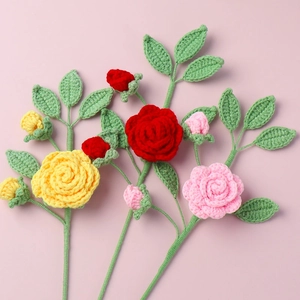 Dettaglio ravvicinato di fiori fatti a mano all'uncinetto con petali rossi e gialli