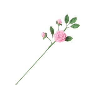 Ramo di camelia rosa fatto a mano all'uncinetto con foglie verdi per decoro