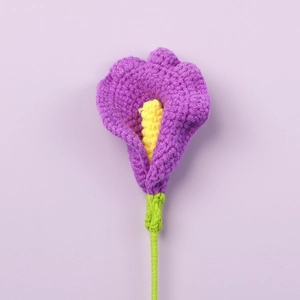 Détail d'un lys calla fait main au crochet violet avec étamine jaune et tige verte