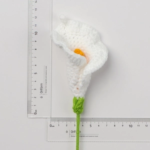Vue détaillée d'un arum crocheté à la main avec mesures indiquant 12 cm de haut