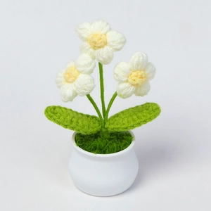 Flores de ganchillo hechas a mano en maceta blanca para escritorio y regalo