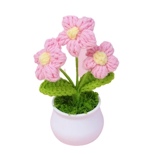 Planta en maceta con flores rosas hechas a mano a ganchillo para decoración de hogar