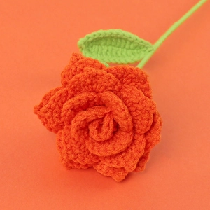 Rose crochetée à la main de couleur orange avec texture tricotée et tige à feuille verte