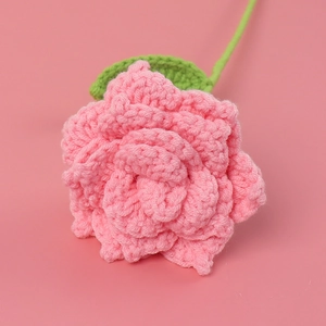 Fleur de rose rose crochetée à la main avec feuilles pour déco et cadeaux