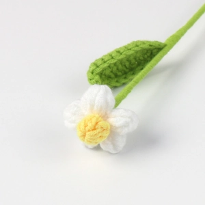 Dettaglio ravvicinato di un fiore fatto a mano all'uncinetto con petali bianchi