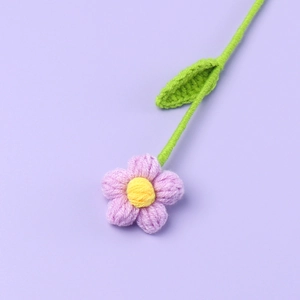 Flor de ganchillo hecha a mano en color púrpura con tallo para decorar accesorios