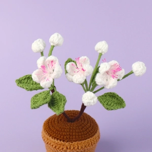 Plante en pot de fleurs de cerisier crochetées à la main pour décoration de bureau