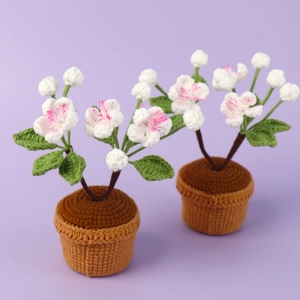Détails de plantes de cerisiers en pot crochetées main avec texture de fil précise