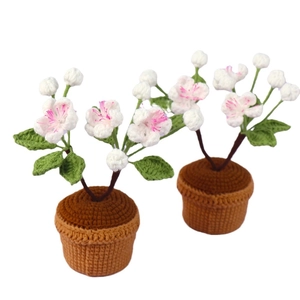 Ornements de fleurs de cerisier faits main au crochet avec pétales blancs et cœur rose