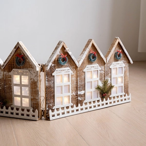 Clôture de maison de village de Noël en bois avec LED chaudes et décorations de baies