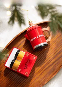 Addobbi natalizi a tema caffè con teiera rossa e tazza su vassoio in legno decorato