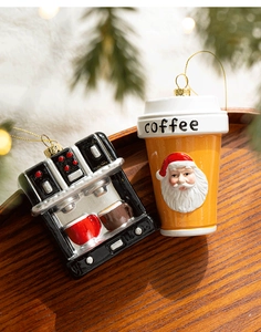 Dettaglio decorazioni natalizie con macchina del caffè e tazza di Babbo Natale
