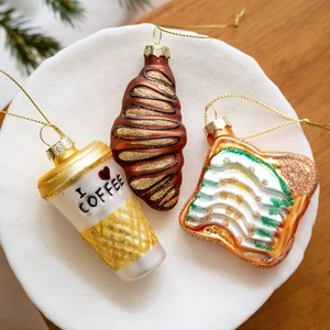 Set di decorazioni natalizie con tazza di caffè, croissant e toast con glitter dorati
