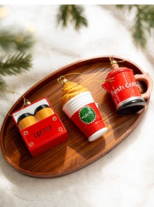 Dettaglio delle decorazioni natalizie a tema caffè in un'atmosfera accogliente