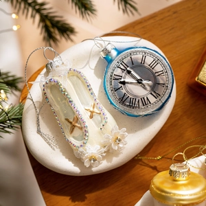 Set di ornamenti natalizi con scarpette da ballo di perle e orologio blu chic