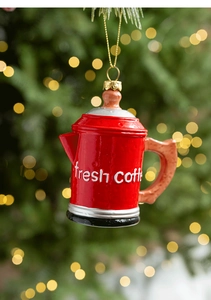 Dettaglio decorazione natalizia a caffettiera rossa con scritta fresh coffee