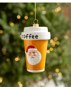 Dettaglio di ornamento a tazza di caffè arancione con rilievo Babbo Natale su albero