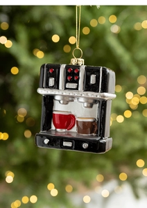 Dettaglio dell'ornamento a macchina da caffè lucida appeso a un albero di Natale