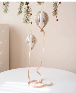 Détail de décoration de Noël en forme de montgolfière champagne doré avec paillettes