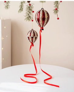 Vue détaillée de suspensions de Noël en forme de montgolfière rouge avec des rayures argentées
