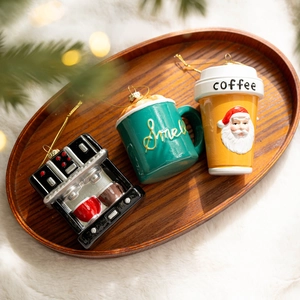 Set di decorazioni natalizie a tema caffè con mini macchina da caffè espresso e tazze per l'albero