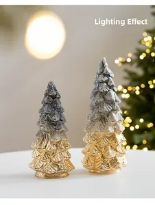 Primer plano de árboles de Navidad de vidrio con acabado degradado plateado y dorado