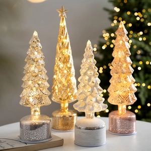 Lot de quatre sapins de Noël en verre LED assortis avec sommets étoilés et socles lumineux