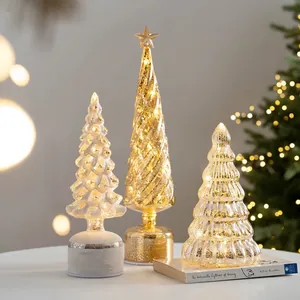 Trois lampes élégantes en verre en forme de sapin de Noël avec lumières LED chaleureuses