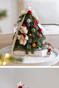 Mini árbol de Navidad con oso de peluche, bolas de fieltro y luces LED decorativas