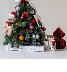 Mini árbol de Navidad artificial con bolas de fieltro de colores y un adorno de oso peluche
