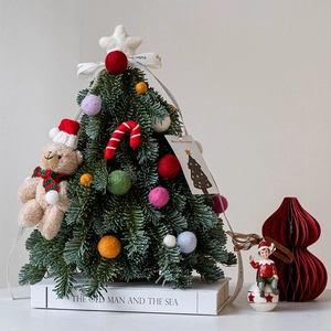 Mini árbol de Navidad con osito de peluche y bolas de fieltro para decoración de mesa