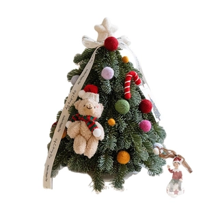 Mini árbol de Navidad de mesa con oso de peluche y adornos de bastones de caramelo rojos