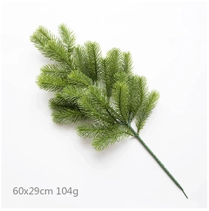 Dettaglio del ramo di pino artificiale verde per decorazioni natalizie da 60x29cm