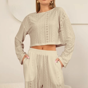 Beigekleurige tweedelige set met oogjesborduurwerk, crop top en bijpassende broek