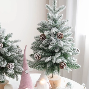 60 cm beflockter künstlicher Weihnachtsbaum mit Naturzapfen und rustikalem Holzfuß