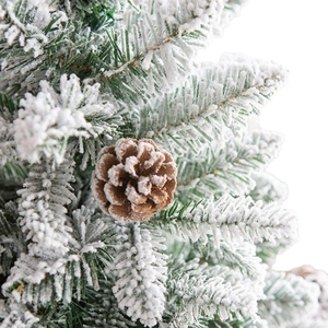 Nahaufnahme eines 60cm beflockten Weihnachtsbaums mit schneebedeckten Nadeln und Tannenzapfen