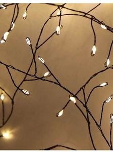 Macro de guirlandes LED chaudes sur branches flexibles pour décoration de Noël festive