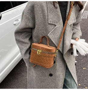 Vue street style d'un sac boîte imprimé léopard marron avec doubles zips dorés