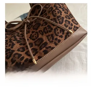 Detail der Handtasche mit Leopardenmuster, Präzisionsnähten und goldenen Kordelspitzen