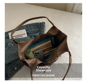 Draufsicht auf das große Fassungsvermögen der braunen PU-Leder-Tasche mit Alltagsdingen