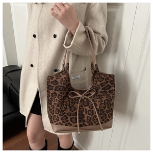 Sac fourre-tout à imprimé léopard avec base en PU marron et détail de nœud en scène