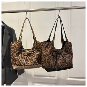 Vue détaillée de grands sacs cabas à imprimé léopard avec finitions cuir noir et kaki