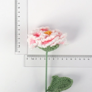 Detail of hand-crocheted gradient peony flower with size measurement showing 7.5cm width